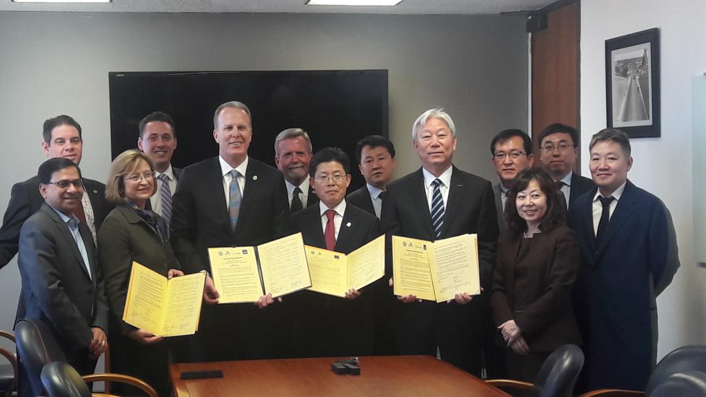 Vice Chancellor for Research Sandra Brown, San Diego Mayor Kevin Faulconer, Ulsan Metropolitan City Deputy Mayor Eon Wook Heo and UNIST President Mooyoung Jung sign a Memorandum of Understanding for the collaborative Smart Transportation Innovation Program at San Diego City Hall.